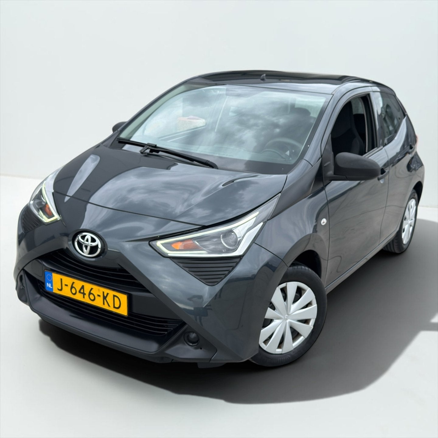 Toyota Aygo 1.0 VVT-i x-fun 2 jaar APK, Voorwielaandrijving, Stof, Gebruikt, Euro 6