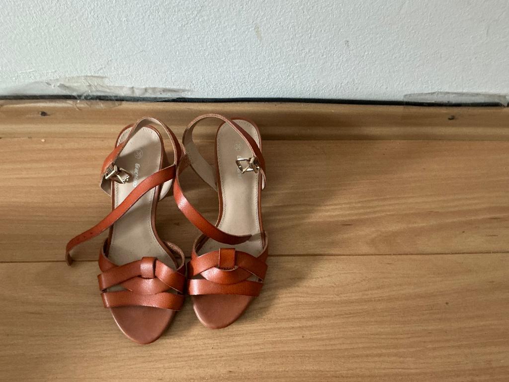 Te koop open damesschoen, Bruin, Overige typen, Ophalen of Verzenden, Zo goed als nieuw