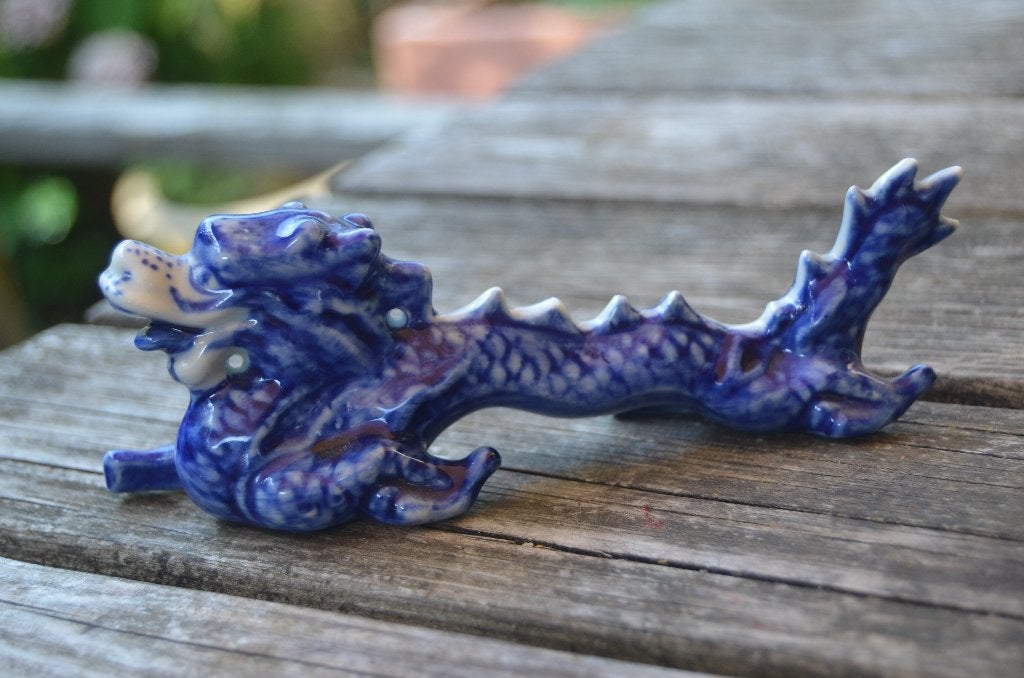 Beeldje van een Chinese draak in goede staat., Steen/keramiek, Ophalen of Verzenden, Meerkleurig, Beeld