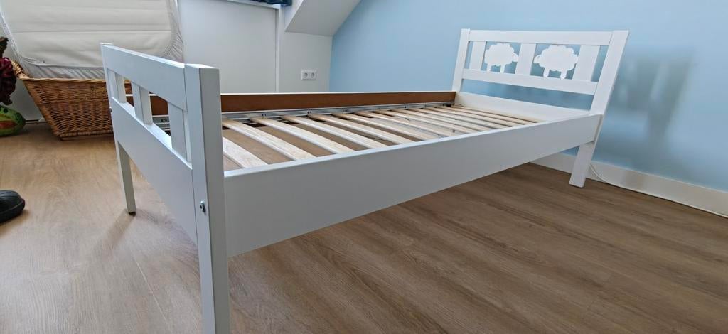 Wit peuterbed met lattenbodem en zijsteun - IKEA KRITTER, Kinderen en Baby's, Kinderkamer | Bedden, Ophalen, Gebruikt, 70 tot 85 cm