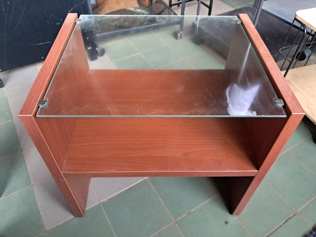Bijzettafel bruin houtlook met glazen blad  CS27271, Ophalen, Gebruikt, Glas, 45 tot 65 cm