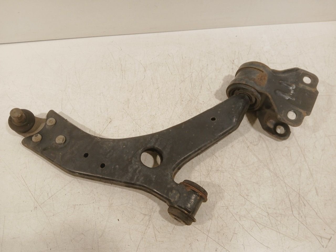Draagarm rechts voor Ford Focus, Onderdelen@venauto.nl, Van der Ven Autorecycling B.V., Gebruikt, Ettenseweg 76, 4706 PB Roosendaal, The Netherlands