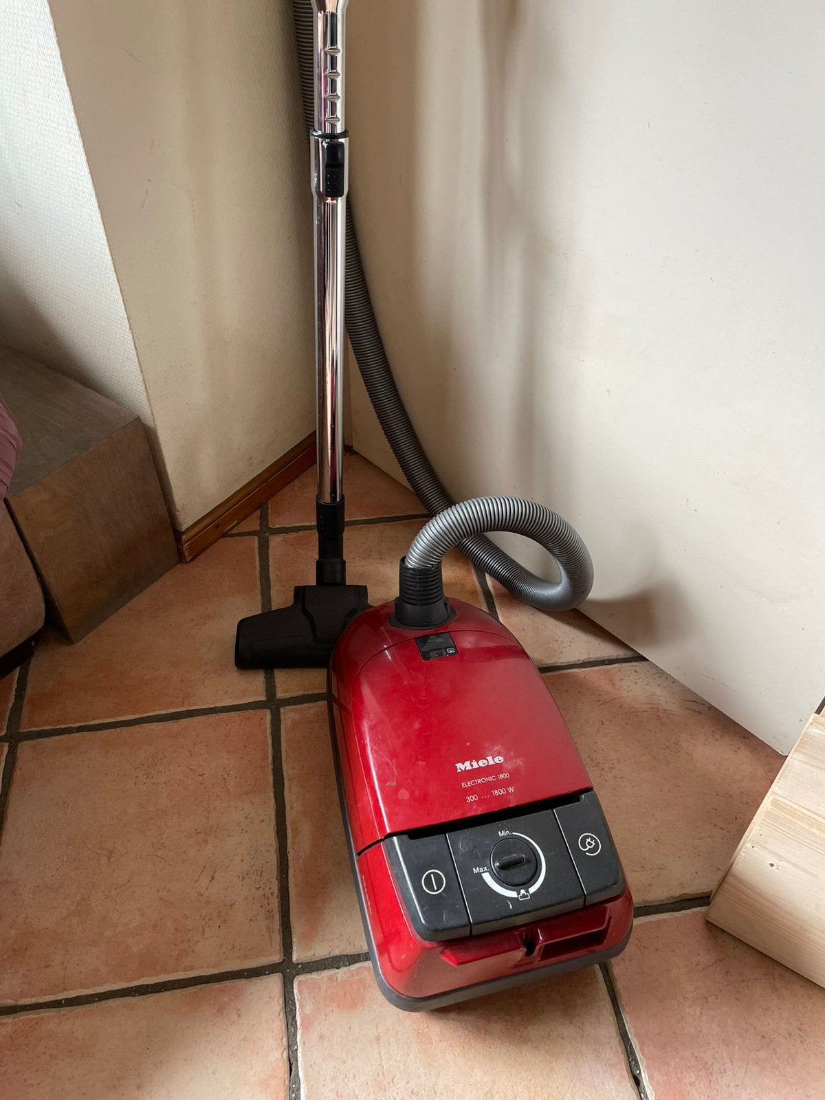 miele stofzuiger van 300 tot 1800 watt, Witgoed en Apparatuur, Stofzuigers, Ophalen, Gebruikt, 1600 tot 2000 watt