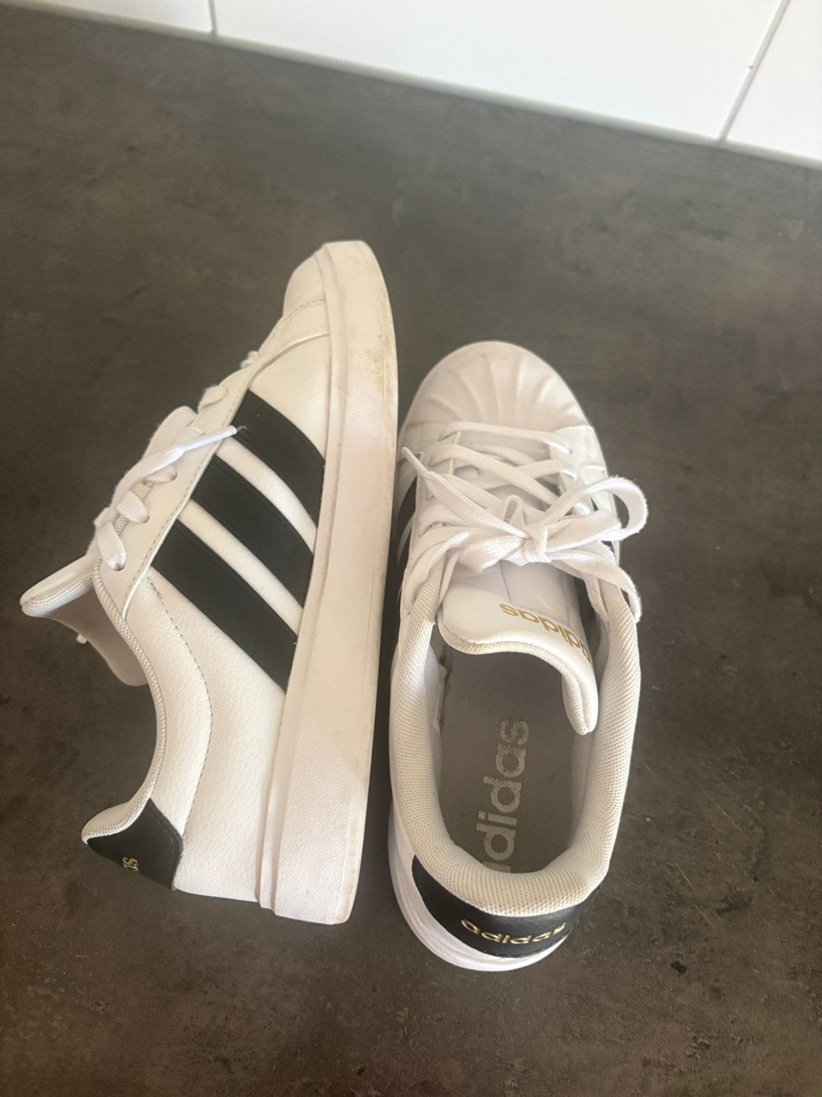 Adidas sneaker, Sport en Fitness, Basketbal, Ophalen of Verzenden, Zo goed als nieuw, Schoenen