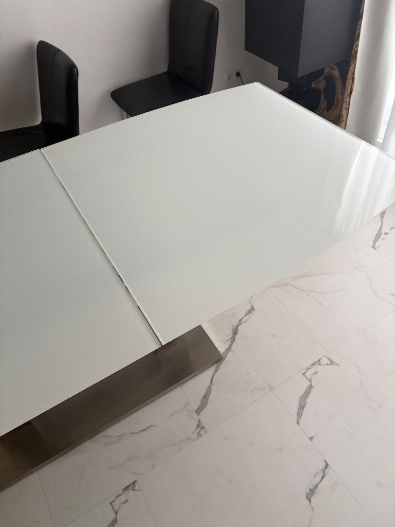 Uitschuifbare glazen eettafel