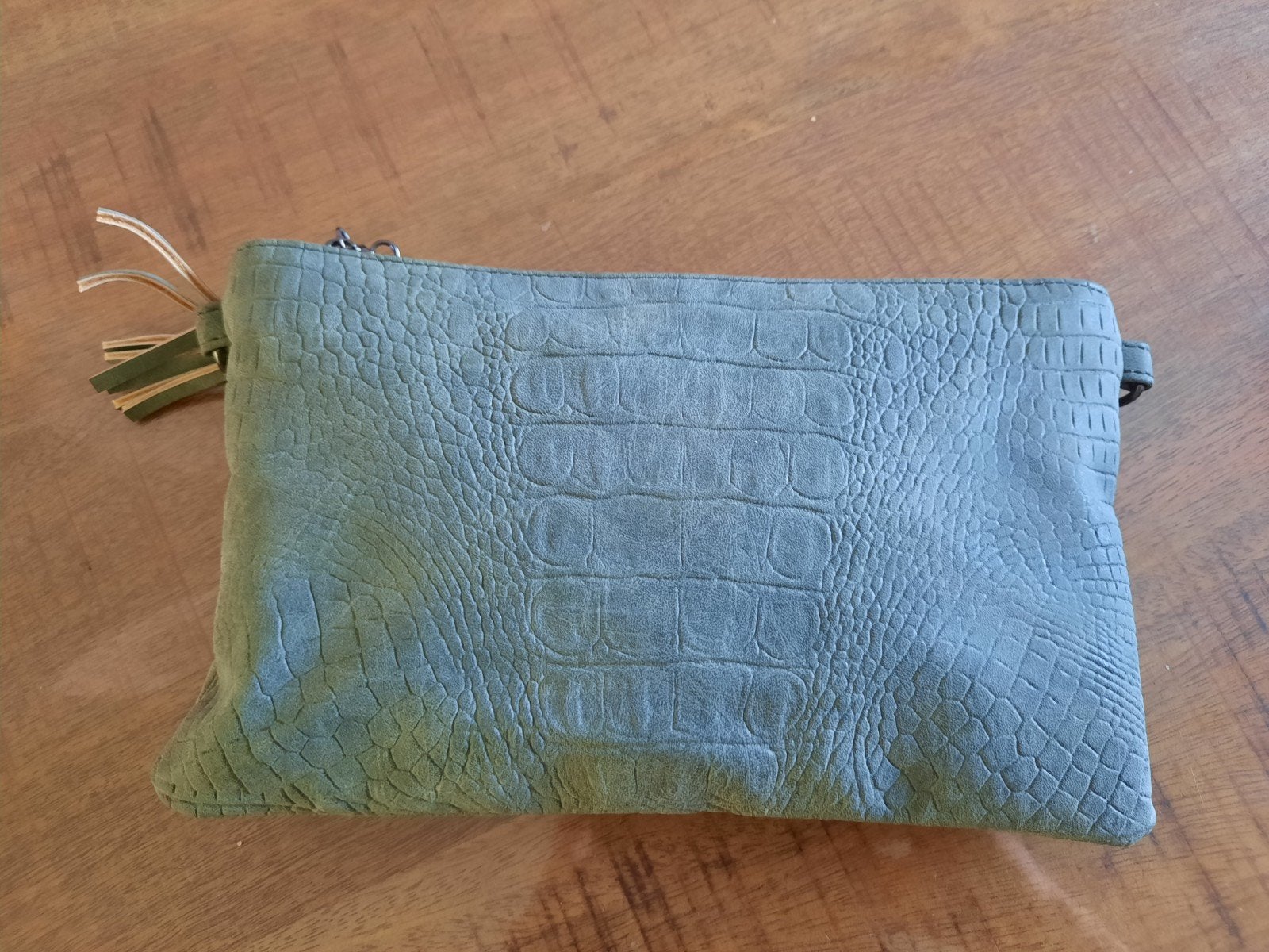 Nieuwe clutch met krokodillenprint en kwastje, Sieraden, Tassen en Uiterlijk, Ophalen of Verzenden, Nieuw, Groen, Avondtasje