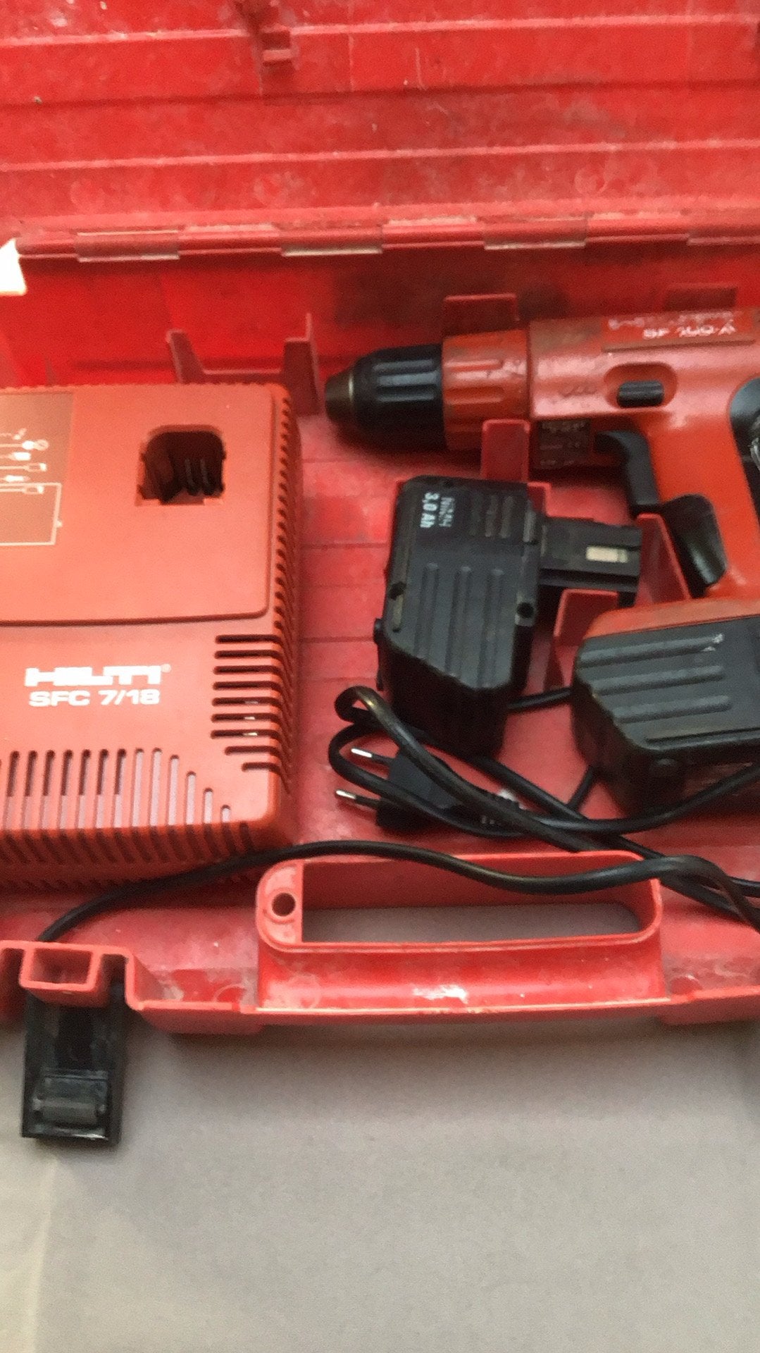 Hilti boormachine met oplader maar accu.s zwak, Ophalen of Verzenden, Gebruikt