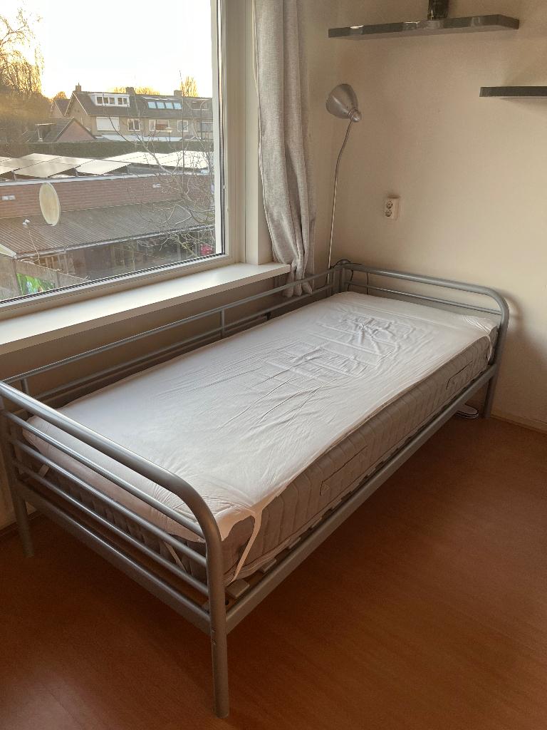 Eenpersoonsbed met matras, Ophalen, 90 cm, Eenpersoons, Zo goed als nieuw