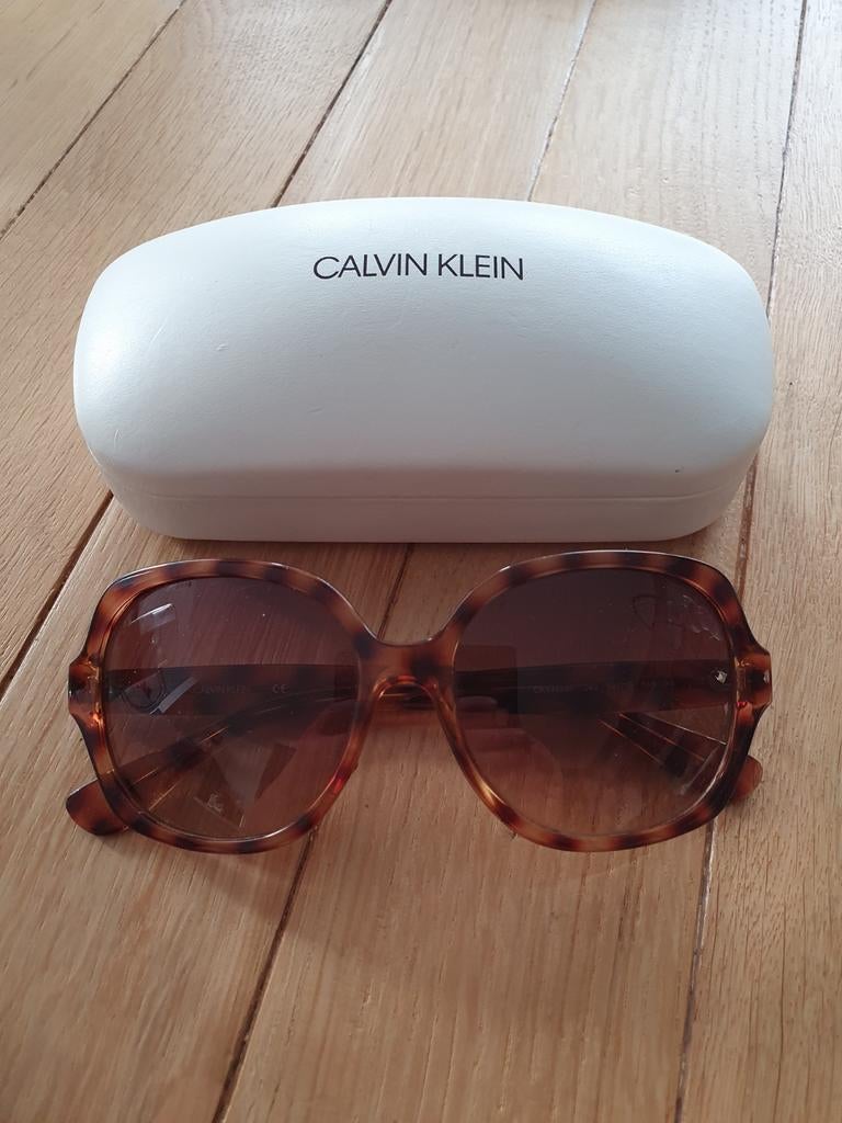 Calvin Klein Zonnebril - Stijlvol en Beschermend, Sieraden, Tassen en Uiterlijk, Zonnebrillen en Brillen | Dames, Zonnebril, Overige merken