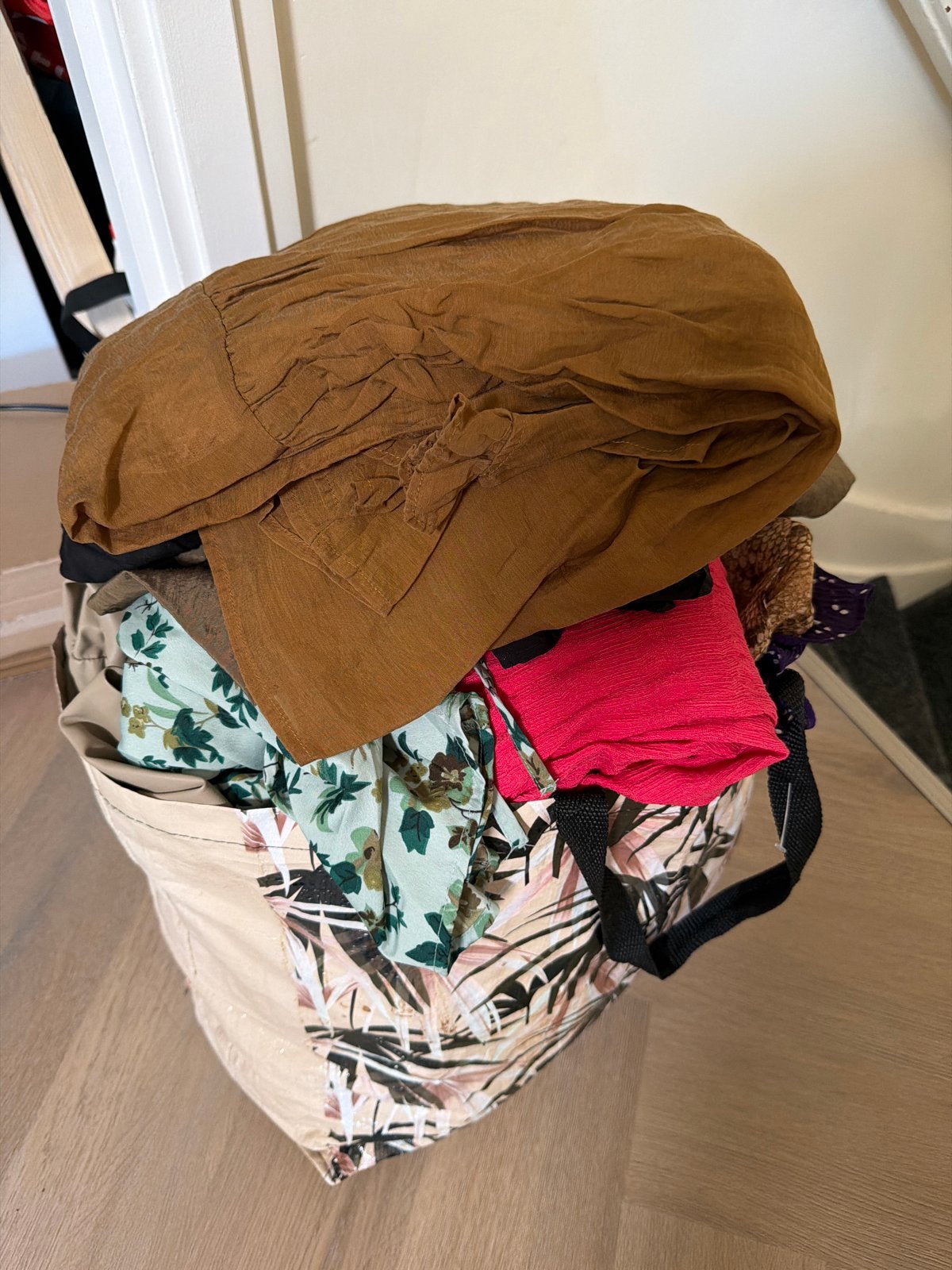 Grote tas vol kleding: jurken, broeken, topjes (maat S/M), Kleding | Dames, Ophalen of Verzenden, Zo goed als nieuw, Maat 36 (S)