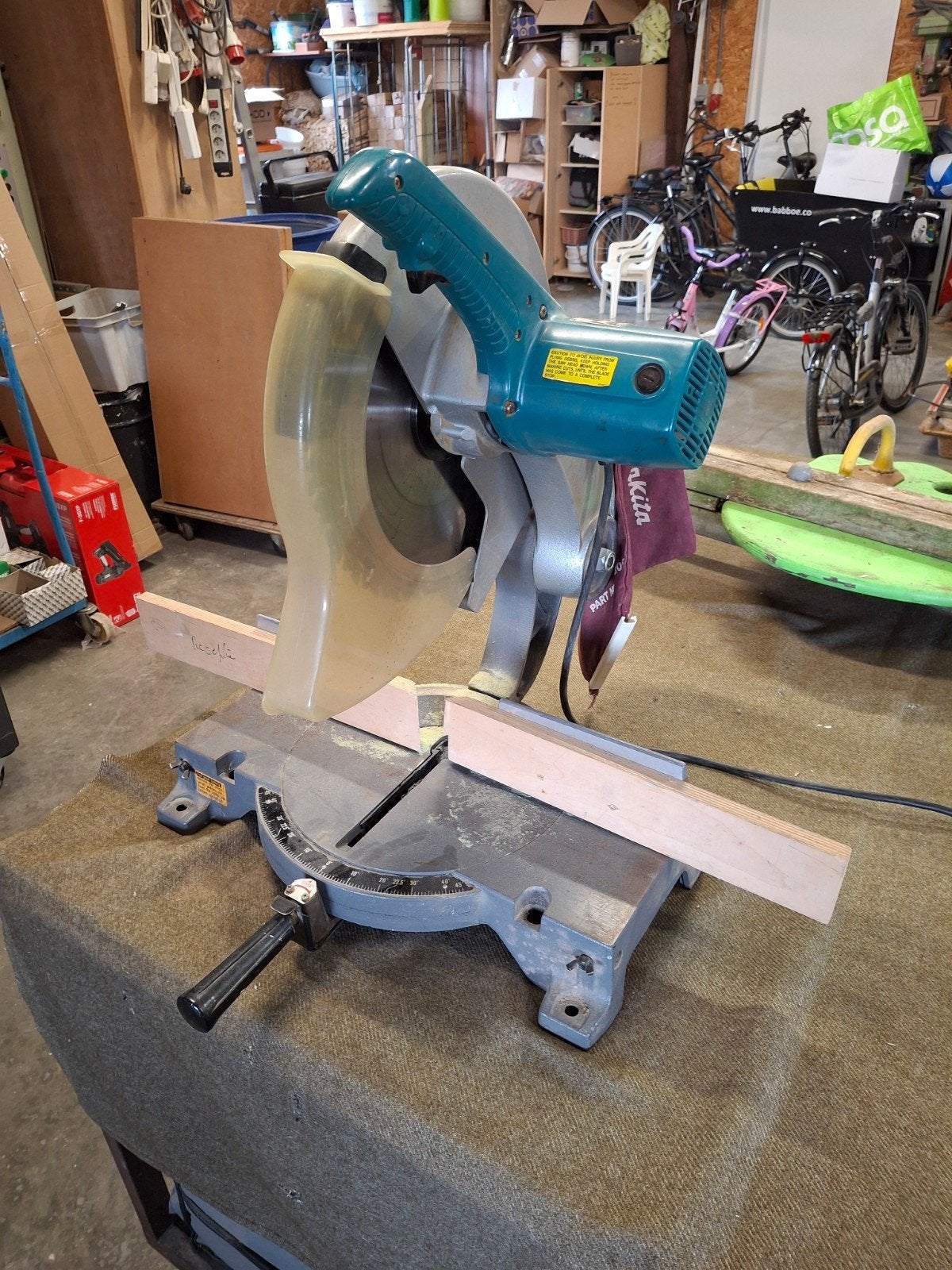 Makita zaagmachine 9j, Doe-het-zelf en Verbouw, Gereedschap | Zaagmachines, Ophalen of Verzenden, 1200 watt of meer, Cirkelzaag