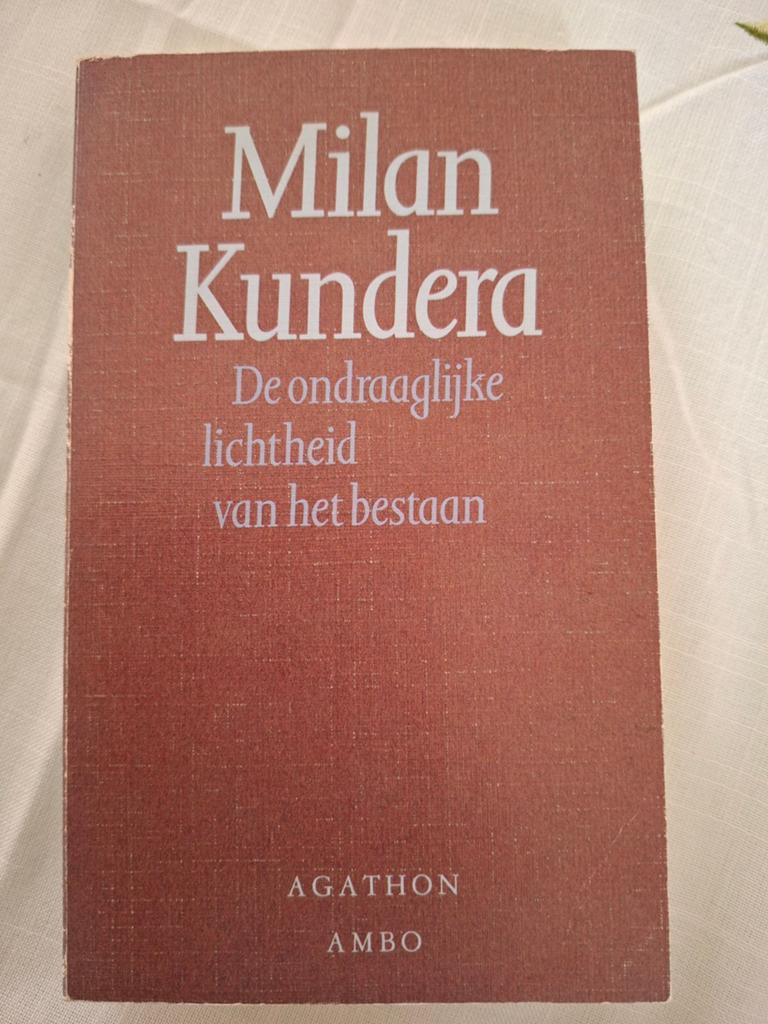 Milan Kundera - De ondraaglijke lichtheid van het bestaan, Gelezen, Europa overig, Ophalen of Verzenden, M. Kundera