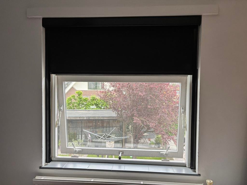 Rolgordijn Uni verduisterend zwart in cassette 137 x 134, Gebruikt, 100 tot 150 cm, Ophalen of Verzenden, 100 tot 150 cm