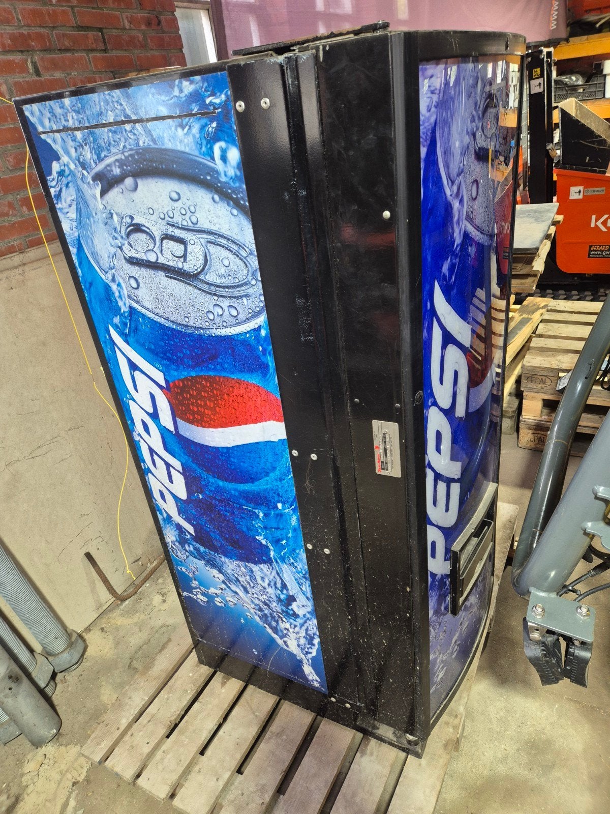 Pepsi frisdrankautomaat - Dixie-Narco, Ophalen