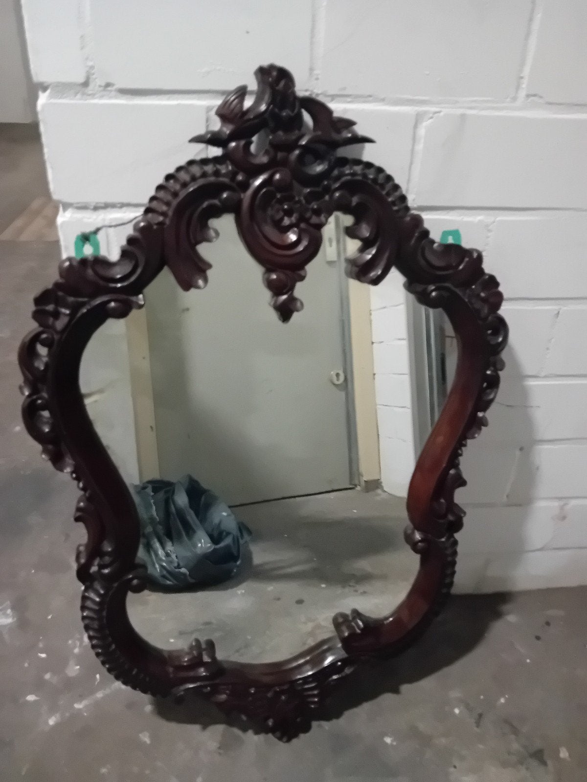 Antieke spiegel met sierlijke houten lijst, Ophalen of Verzenden