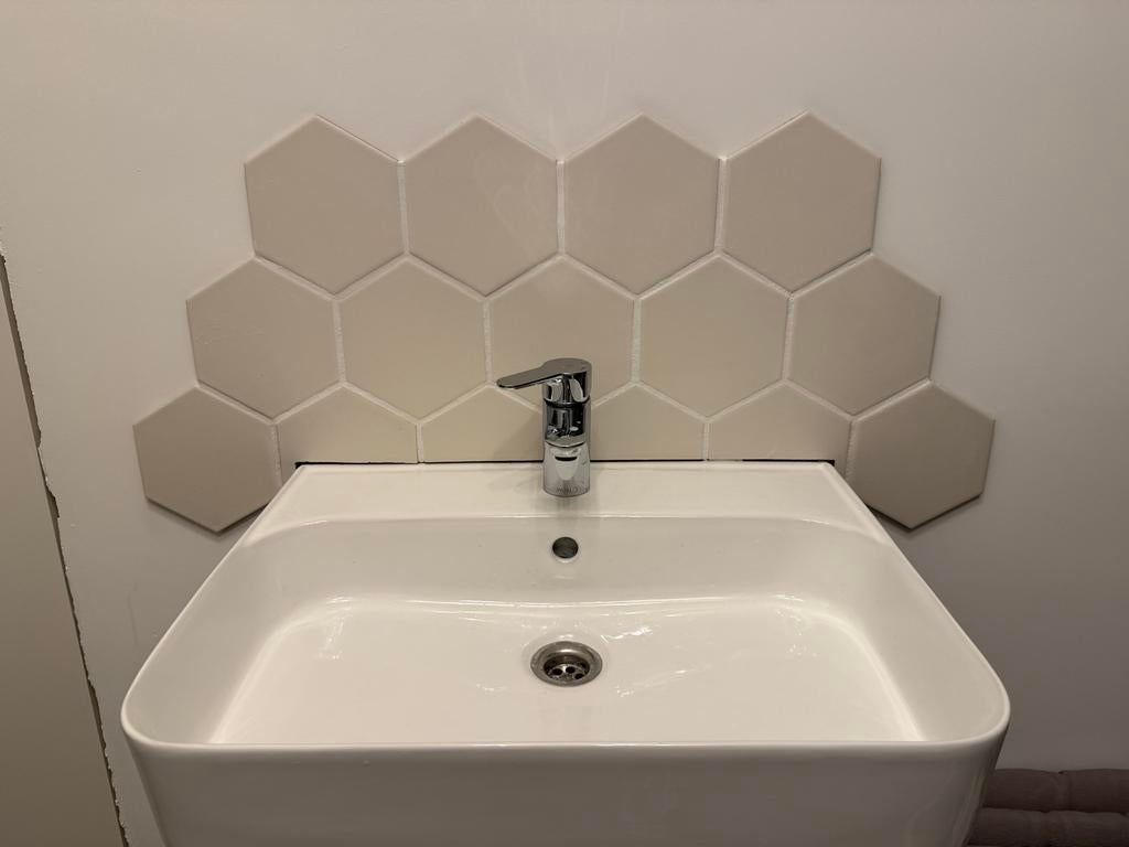 58 zeskantige tegels gebroken wit 14x16 cm, Ophalen, Nieuw, Minder dan 20 cm, Minder dan 20 cm