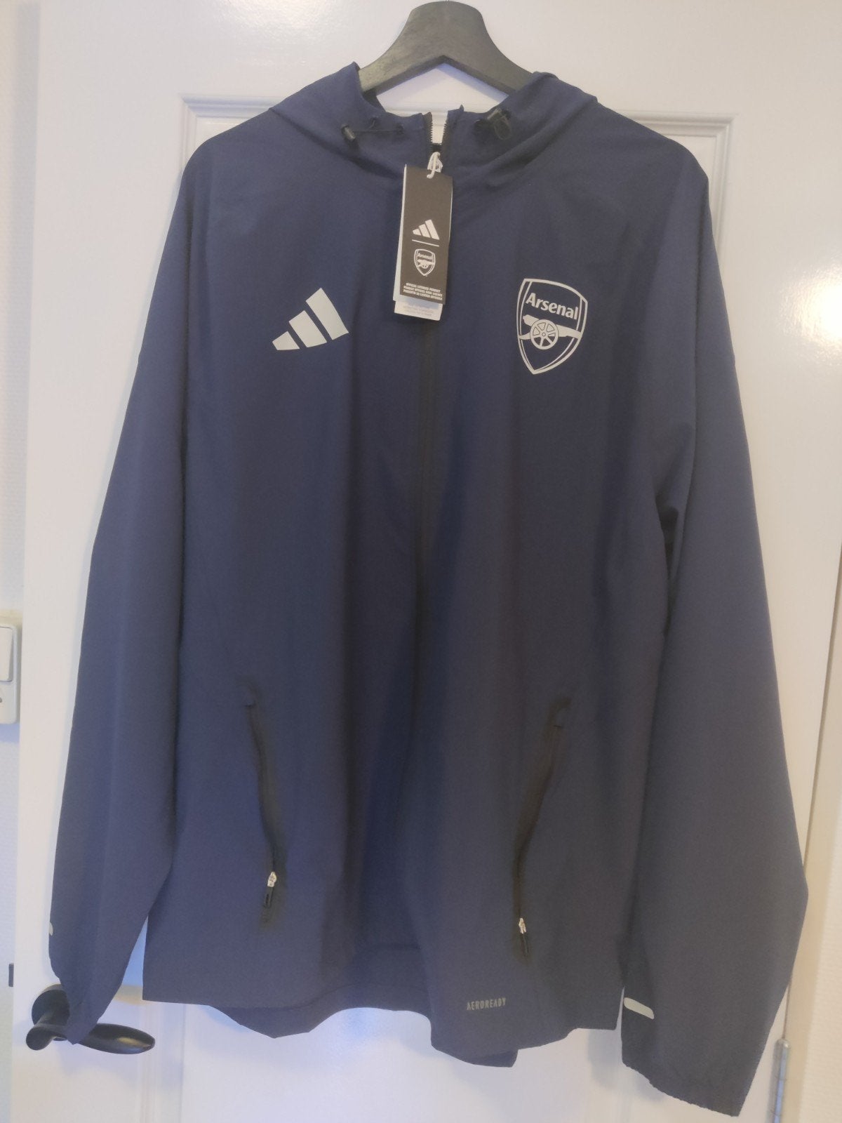Adidas Arsenal Regenjack - Nieuw met labels, Ophalen of Verzenden, Nieuw, Maat 56/58 (XL), Blauw