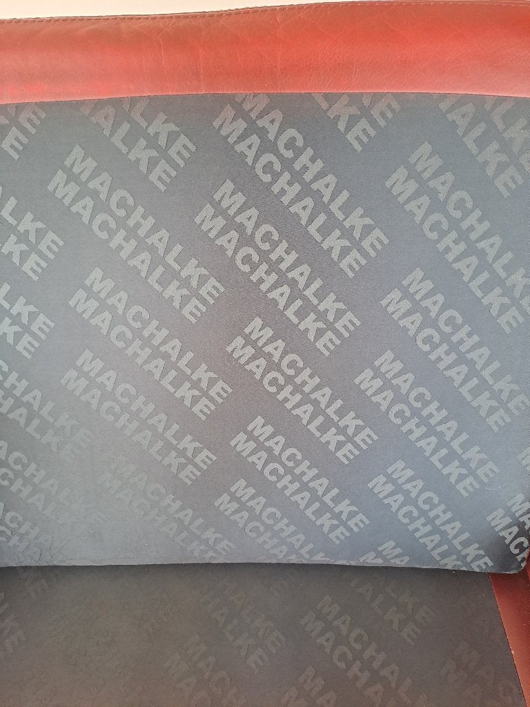 Foto 3 van Twee Machalke klassieke bordeauxrode leren banken