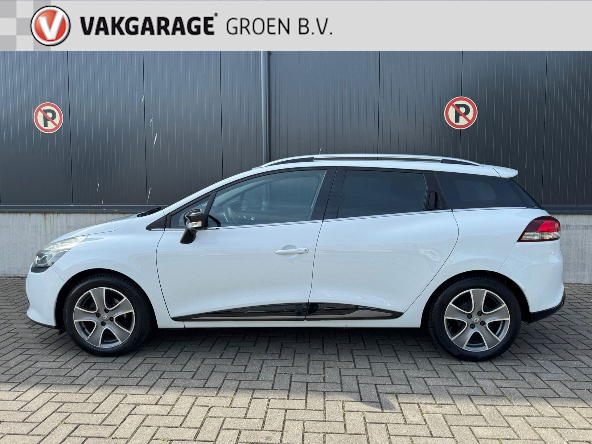 Renault Clio Estate 0.9 TCe Night&Day (90pk) Navi / Cruise /, Voorwielaandrijving, Stof, Zwart, Wit