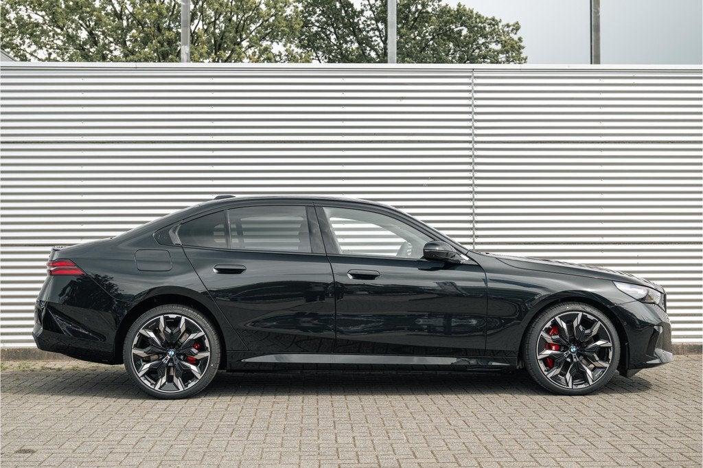 BMW i5 eDrive40 M Sport / Trekhaak / Bowers & Wilkins / Comf, Auto's, BMW, Automaat, 2095 kg, Achterwielaandrijving, Zwart