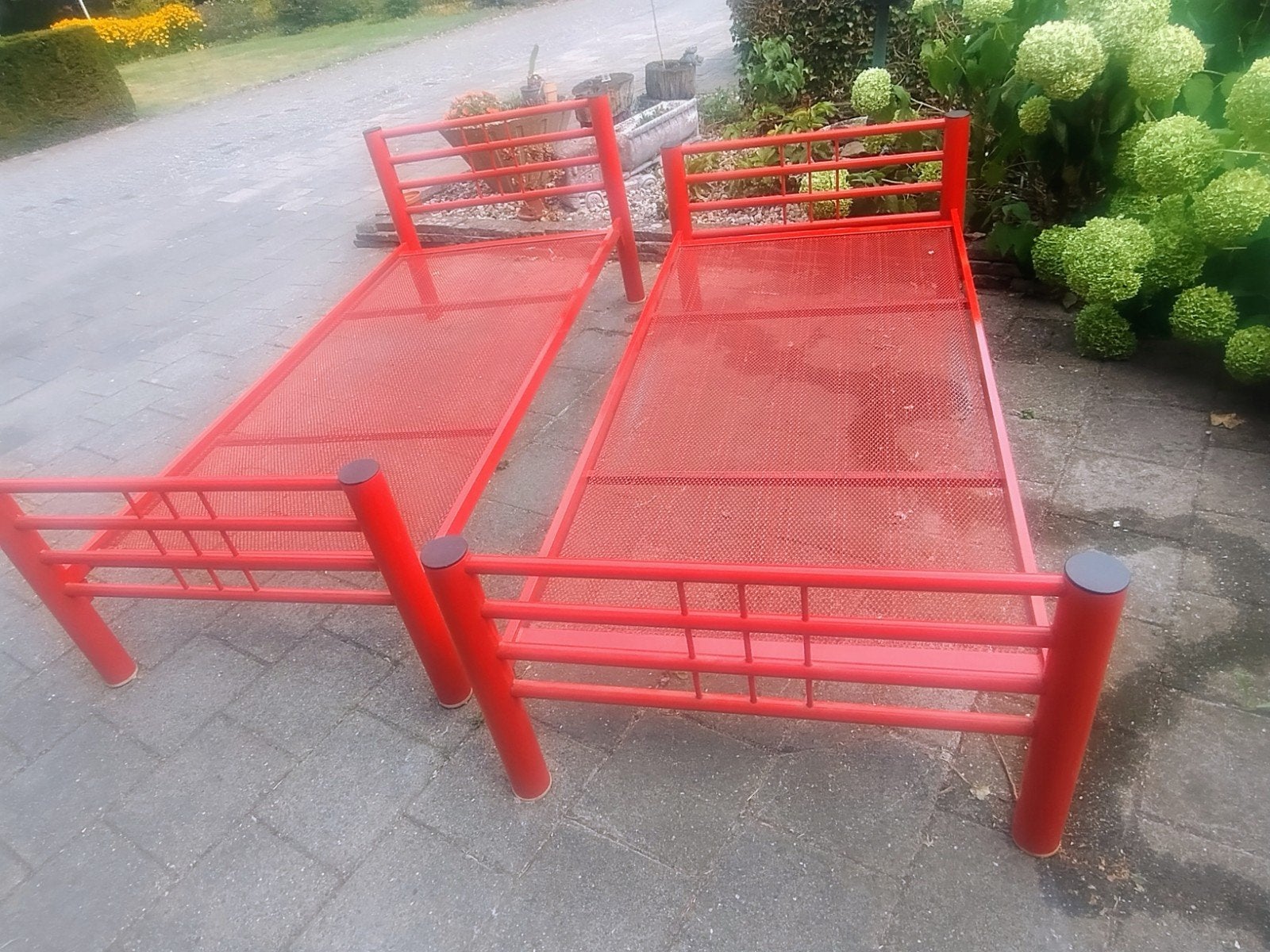 Twee rode eenpersoonsbedden van metaal, Huis en Inrichting, Slaapkamer | Bedden, 90 cm, Eenpersoons, Ophalen of Verzenden, 200 cm