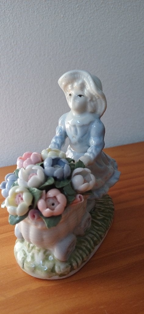 2 Oude decoratief porseleinen beelden: bloemenkar en koets, Antiek en Kunst, Antiek | Porselein, Ophalen of Verzenden
