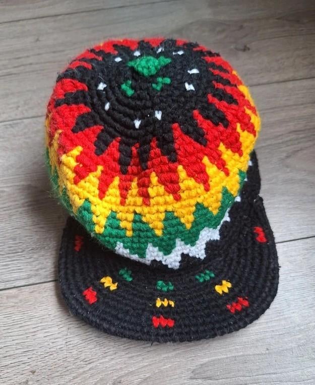 Handgemaakte Rasta pet muts Gambia unisex kleurrijk, Ophalen of Verzenden, Zo goed als nieuw, One size fits all, Pet
