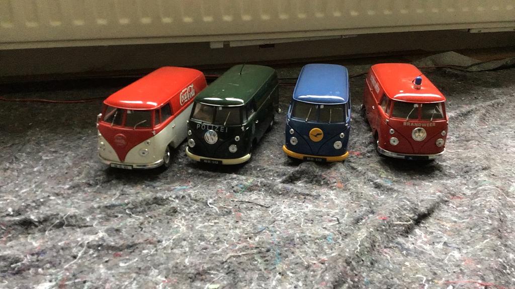 Set van 4 Volkswagen T1 busjes (Coca-Cola, Politie, Post, Br, Overige merken, Gebruikt, Ophalen of Verzenden, Groter dan 1:32