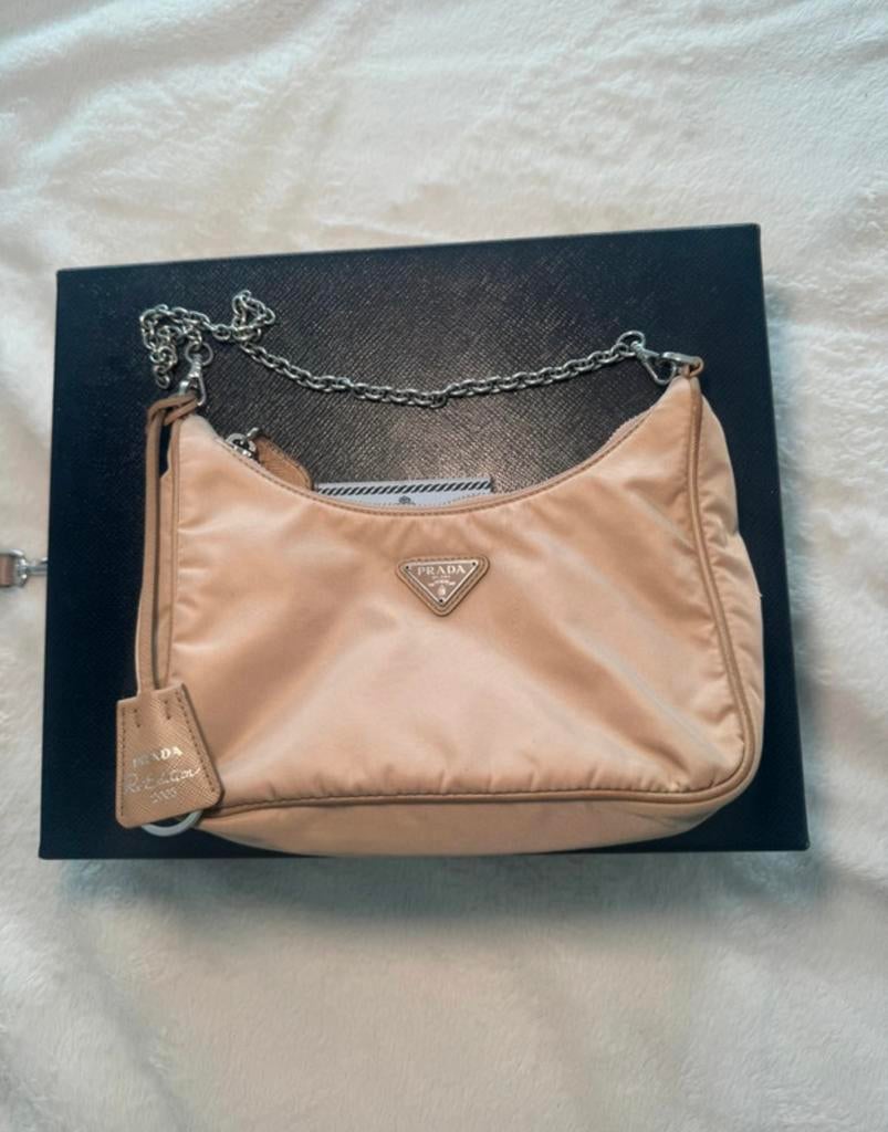 Prada re-edition 2005 schoudertas met leren details, Sieraden, Tassen en Uiterlijk, Tassen | Damestassen, Ophalen, Zo goed als nieuw