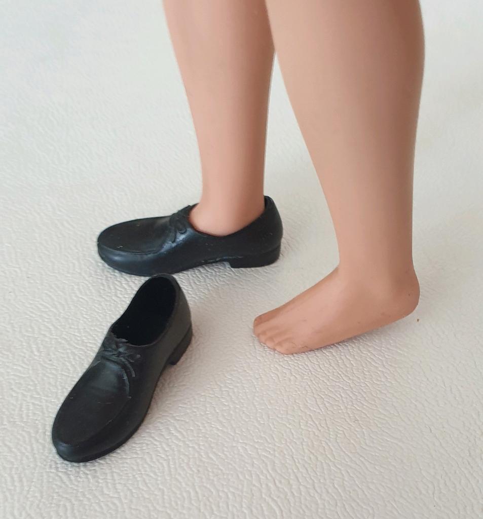 (Barbie) KEN zwarte  flexible schoenen japan gemerkt, Ophalen of Verzenden, Accessoires