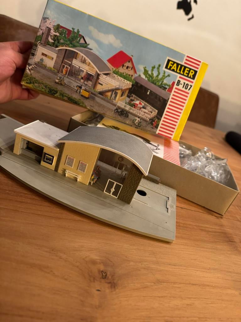 Faller H0 Station B-107 met reizigers - Zelf afbouwen, Hobby en Vrije tijd, Overige merken, Gebruikt, Gelijkstroom of Wisselstroom