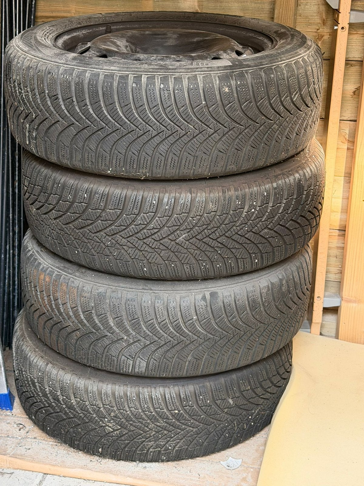 Winterbanden met veglen 185/60R15, Ophalen, Zo goed als nieuw