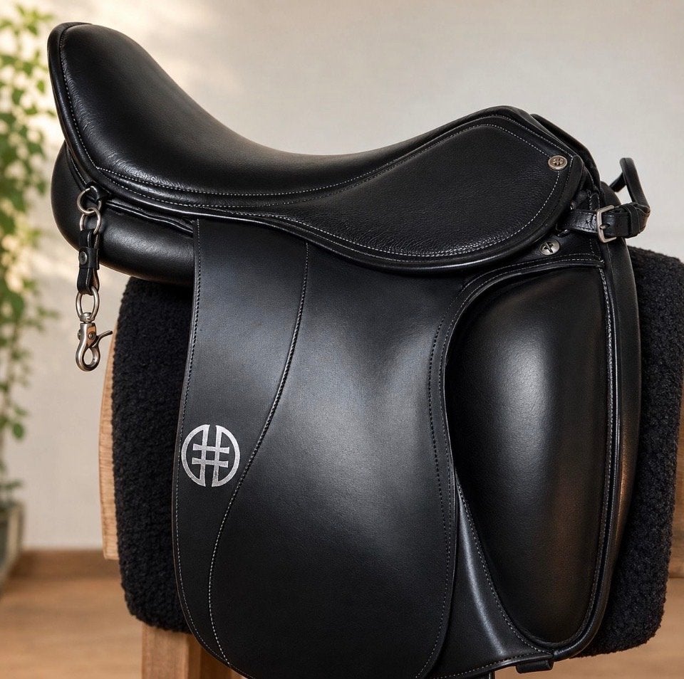 Hrímnir Master 17,5” – zeer goede staat – bouwjaar 2023, Dieren en Toebehoren, Ophalen, L (17.5 inch), Dressuur, Diepe zit