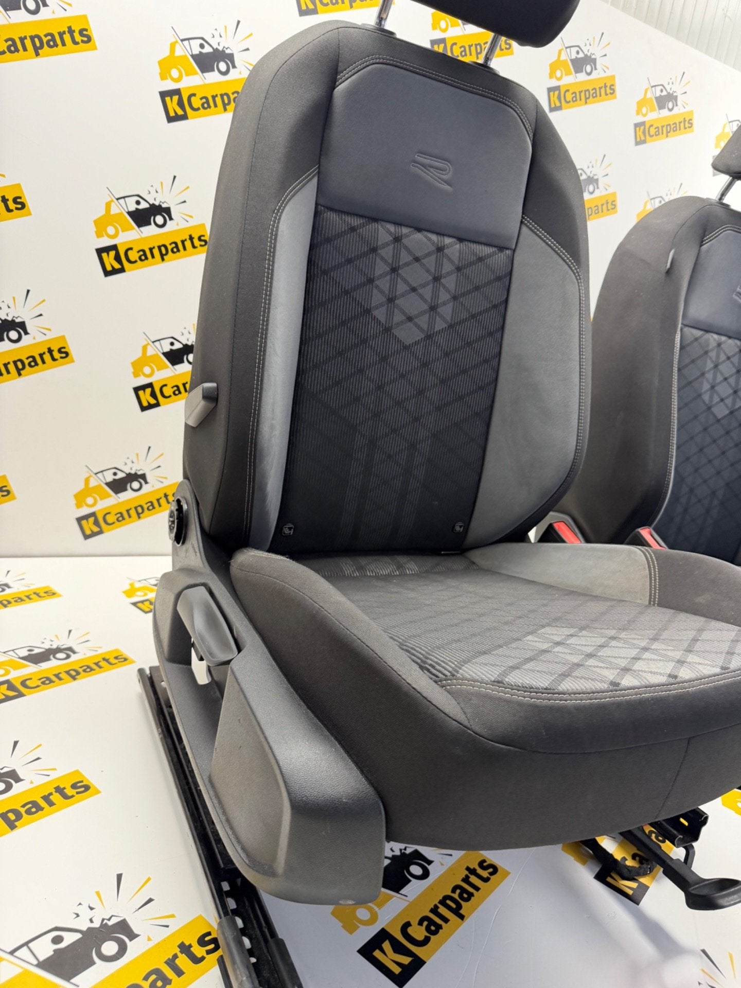 Vw R-Line stoelen Polo 2G Taigo Caddy T-Cross Golf stoelen s, Gebruikt, Volkswagen, Volkswagen AG, Berliner Ring 2
38440  Wolfsburg, DE