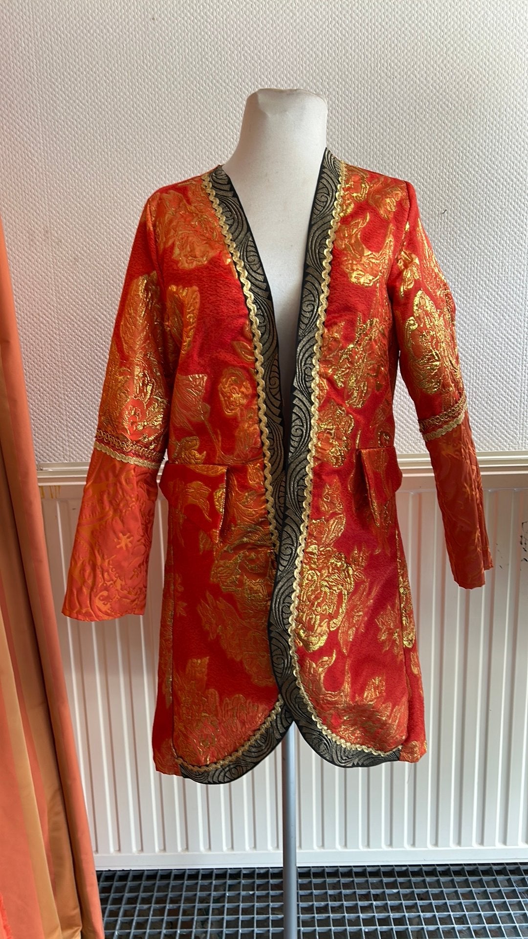 Heren barok jas - Maat L - Rood met goud, Maat 42/44 (L), Ophalen of Verzenden, Kleding, Gedragen