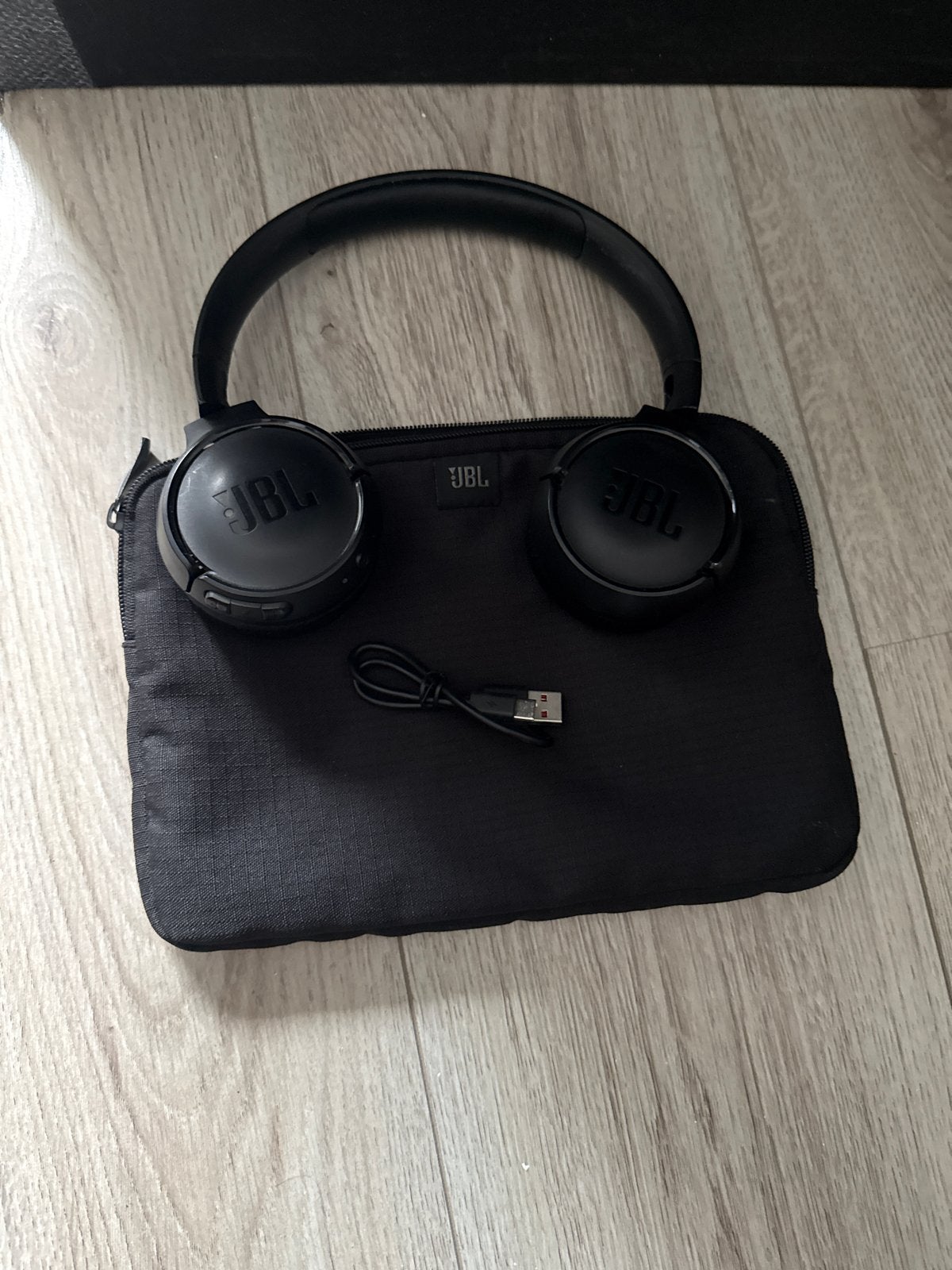 JBL Tune 570BT koptelefoon met oplader en opbergtasje, Gebruikt, JBL, Bluetooth, On-ear
