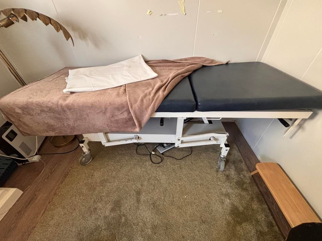 Massage tafel elektronisch., Sport en Fitness, Massageproducten, Ophalen of Verzenden, Zo goed als nieuw, Massagetafel