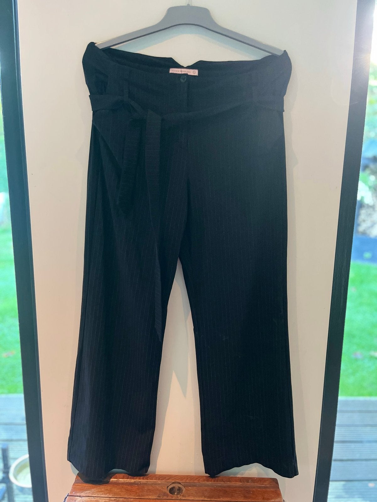 Studio Anneloes zwarte pinstripe broek met ceintuur, Zwart, Maat 42/44 (L), Ophalen of Verzenden, Zo goed als nieuw
