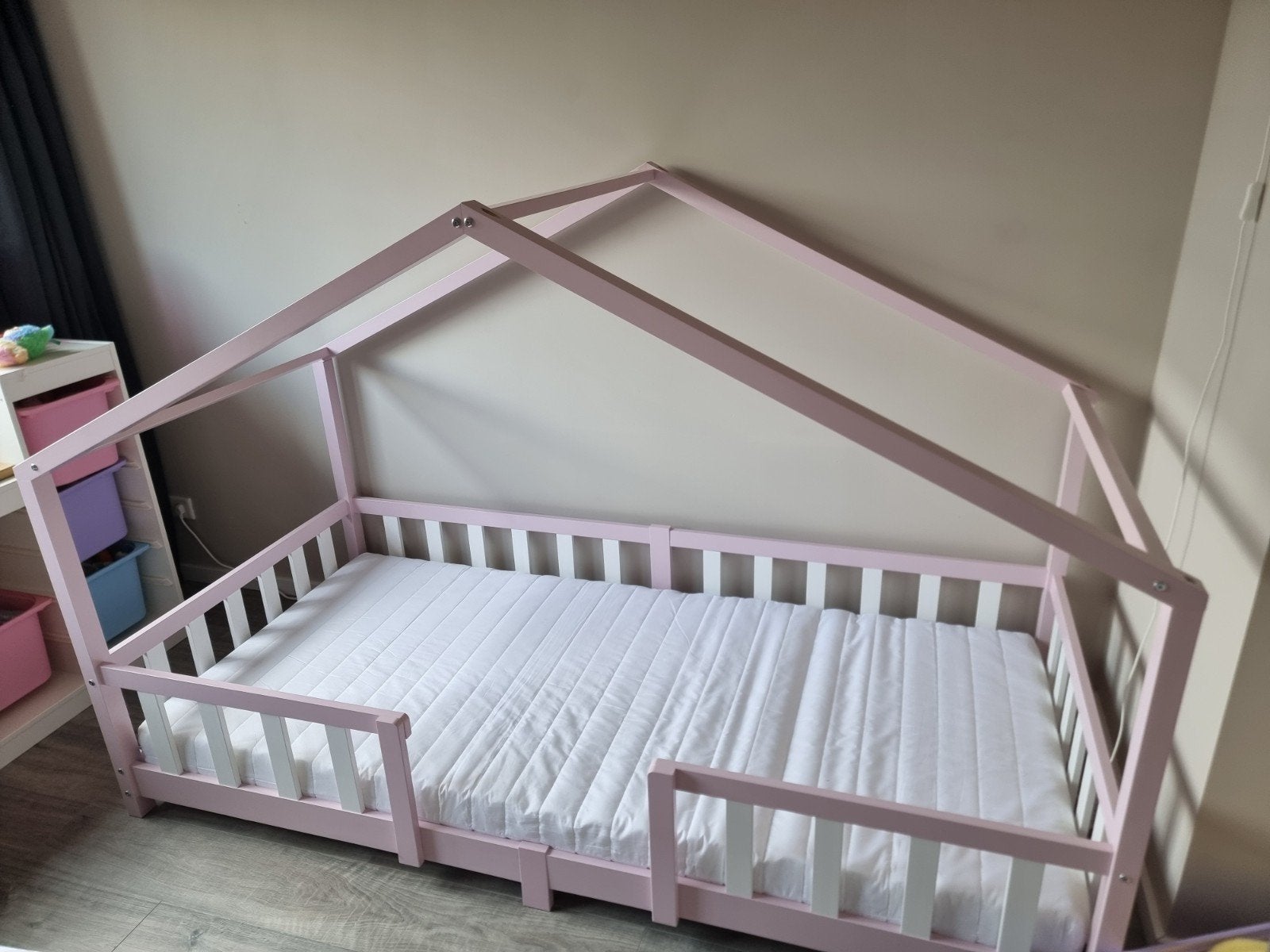 Roze huisbed 90×200 cm met matras, Huis en Inrichting, Slaapkamer | Bedden, Ophalen, Huisbed, Kinderbed, 140 cm, Zo goed als nieuw