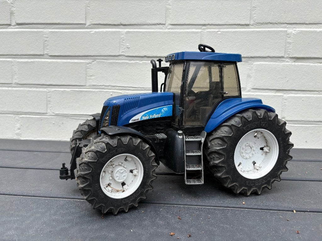 Bruder New Holland T8040 Tractor – Schaal 1:16, Ophalen of Verzenden, Zo goed als nieuw