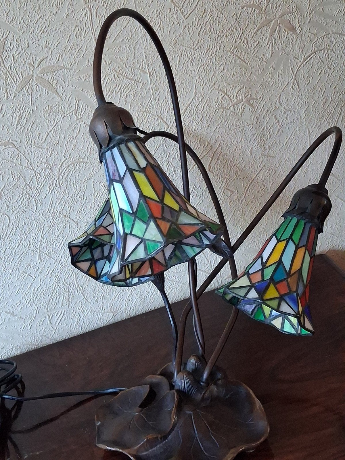 Tiffany Stijl Tafellamp met 3 Gekleurde Glazen Kappen, Ophalen of Verzenden
