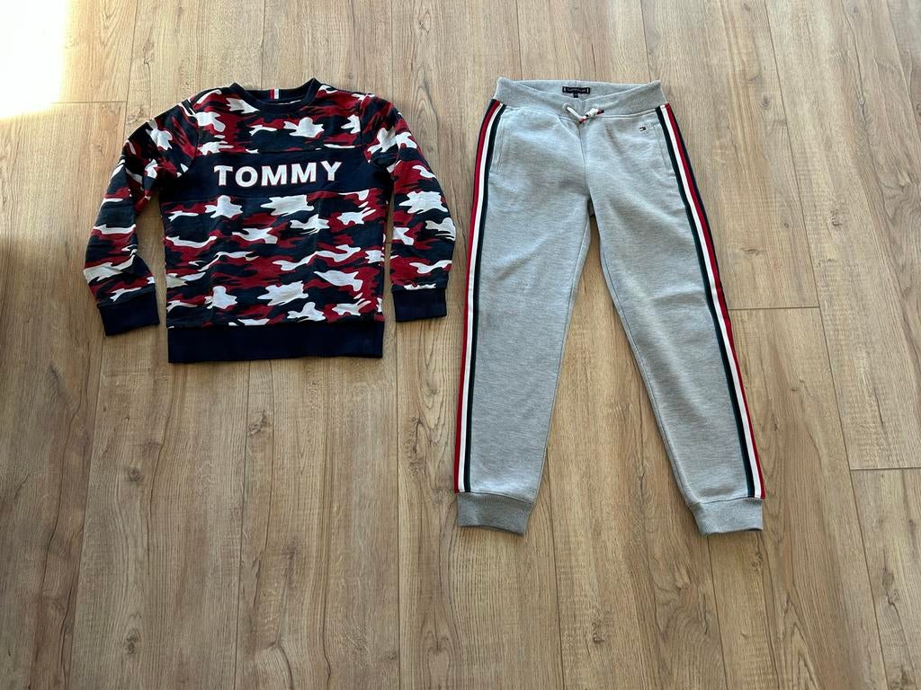 Tommy Hilfiger set: Camouflage trui & Grijze joggingbroek, Kinderen en Baby's, Kinderkleding | Maat 140, Ophalen of Verzenden