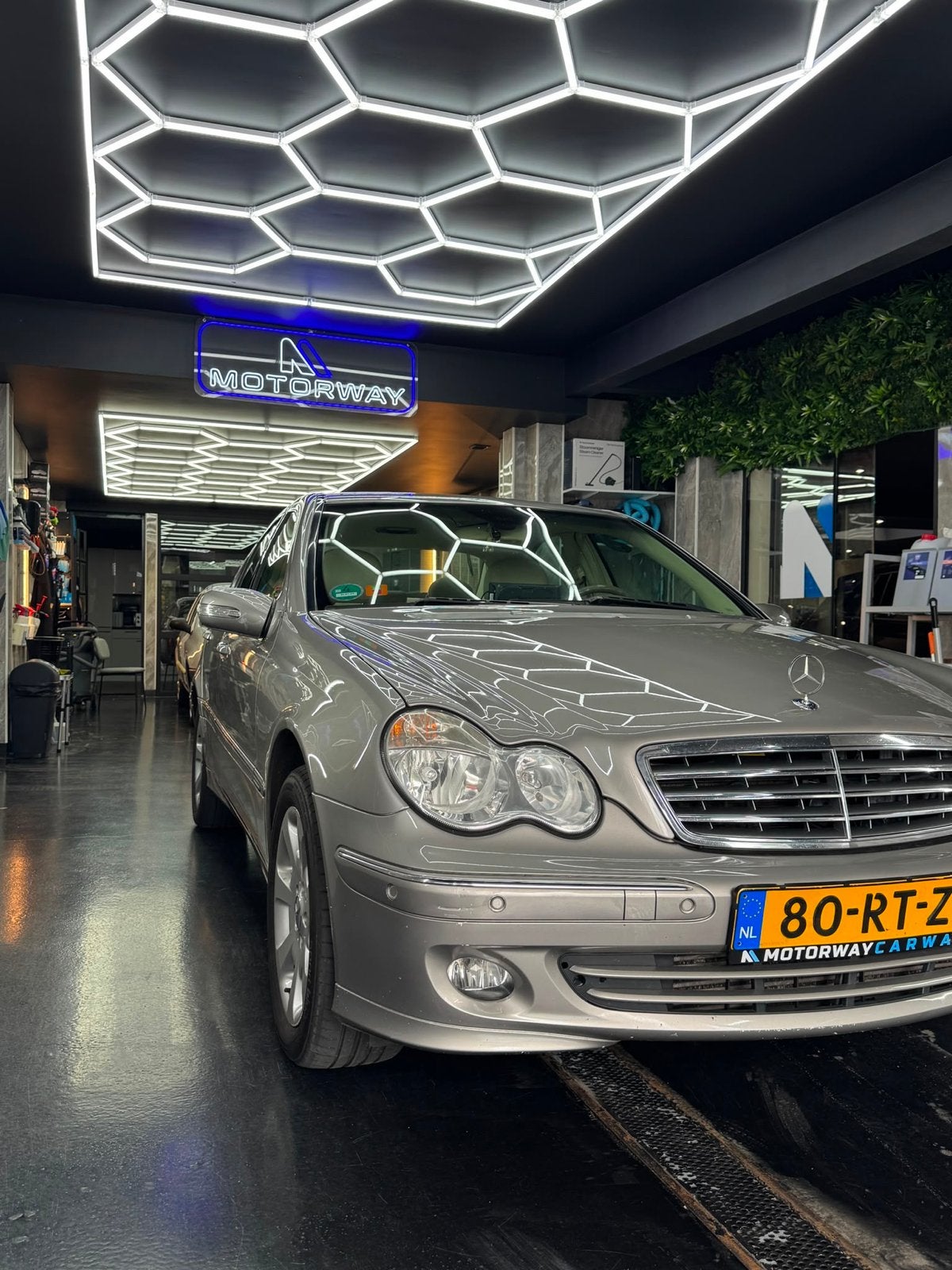 Mercedes-Benz C-Klasse 1.8 C180 Kompr Sedan AUT 2005 Grijs, Auto's, Beige, 1796 cc, Vierwielaandrijving, 1405 kg