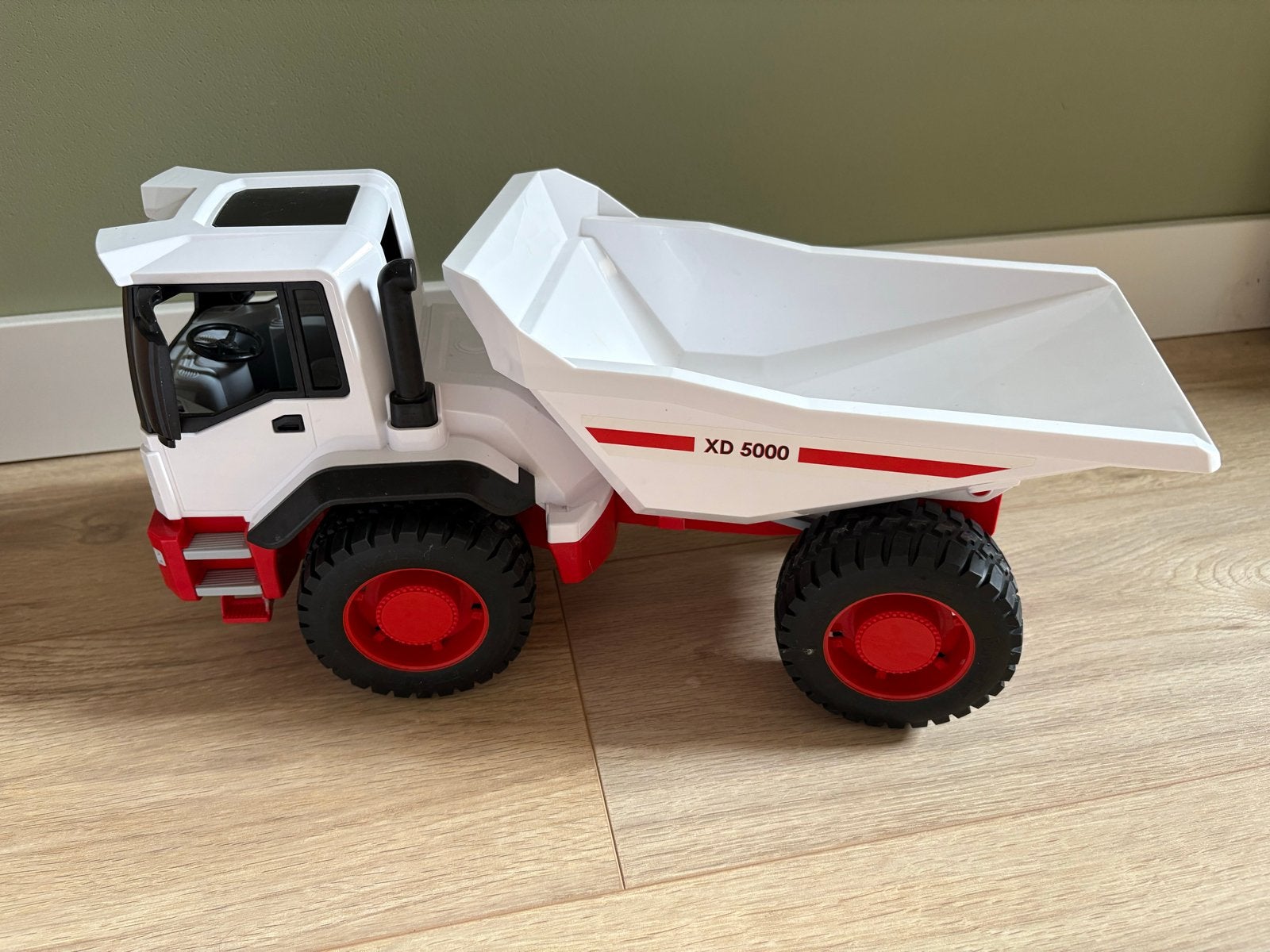 Bruder Dumper Grote witte speelgoed kiepwagen XD 5000, Kinderen en Baby's, Speelgoed | Speelgoedvoertuigen, Ophalen, Zo goed als nieuw