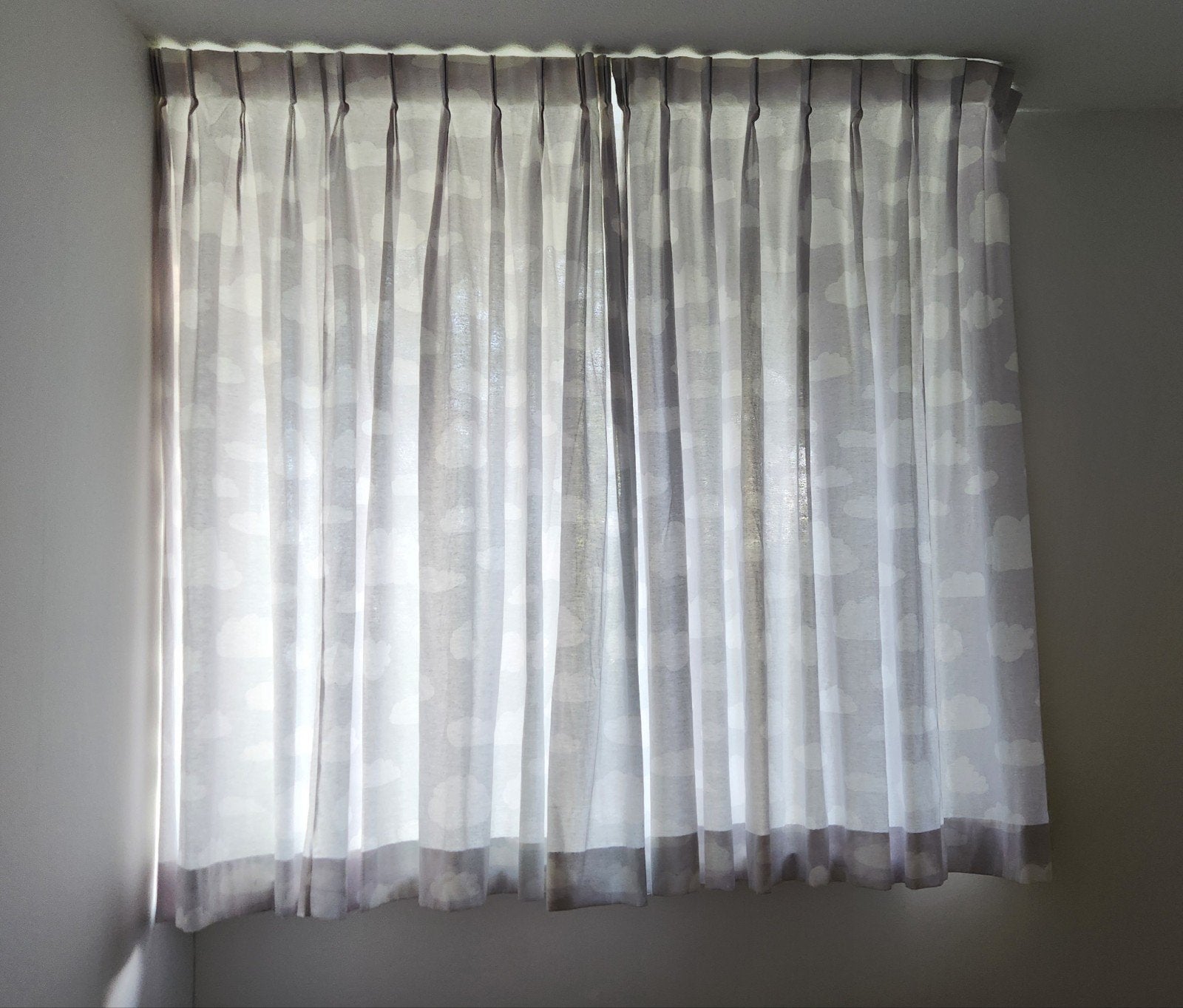 Lichtdoorlatende grijze gordijnen met wolkenpatroon, Ophalen, Wit, Zo goed als nieuw, Gordijn