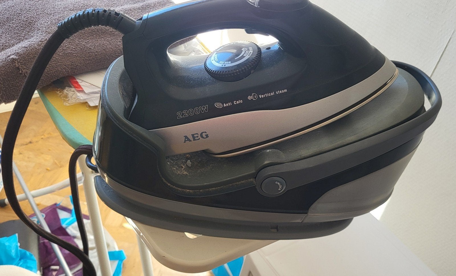 AEG Stoomstrijkijzer 2200W - Anti Calc & Verticale Stoom, Ophalen, Gebruikt, Strijkijzer met snoer