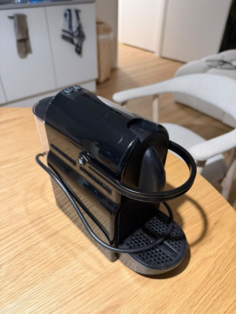 Nespresso Inisia + Melkopschuimer, Koffiemachine, Ophalen of Verzenden, Zo goed als nieuw, Koffiepads en cups