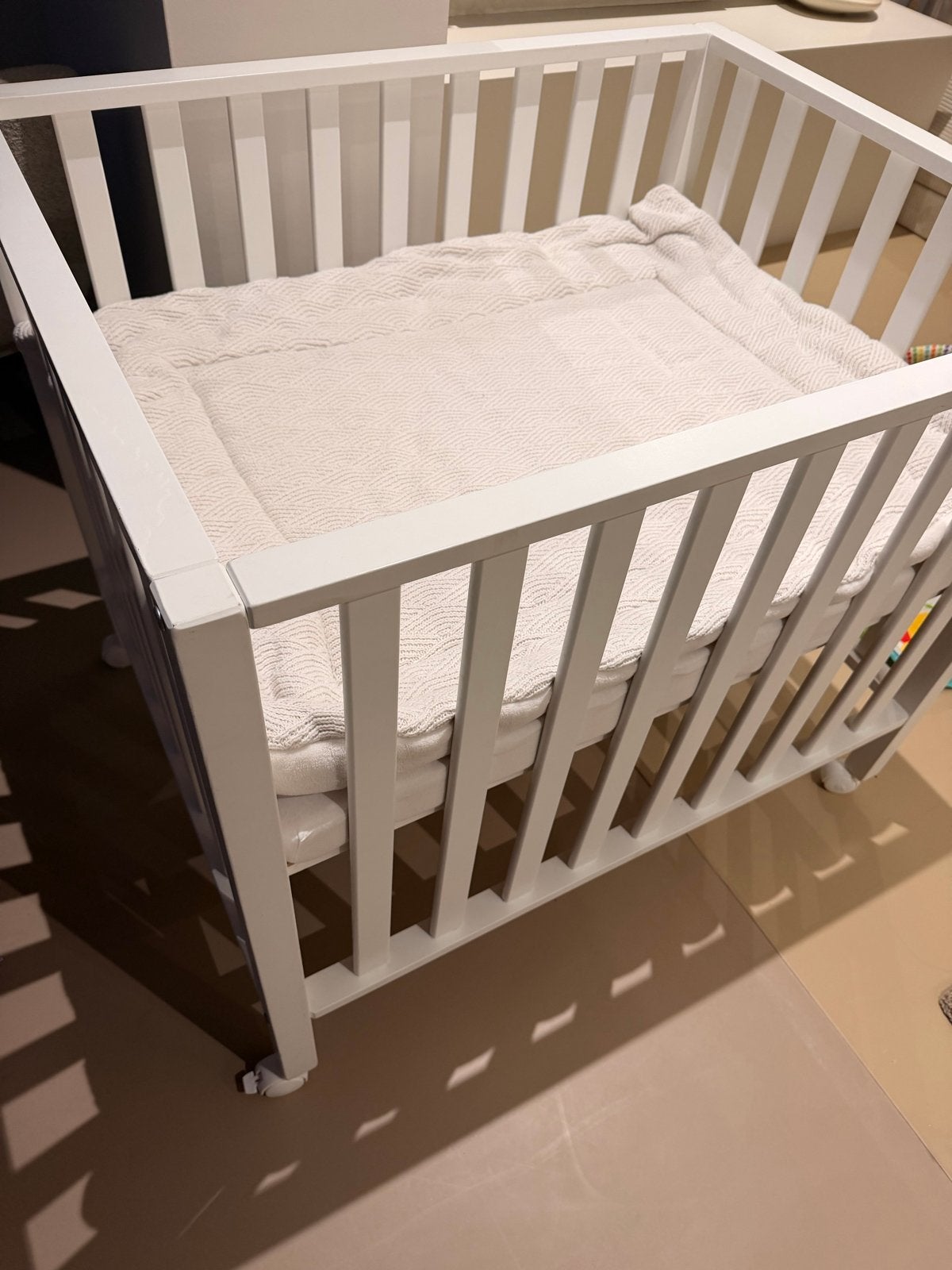 GRATIS - Witte box op wielen met matras, Kinderen en Baby's, Ophalen, Gebruikt, Vierkant, Wieltjes