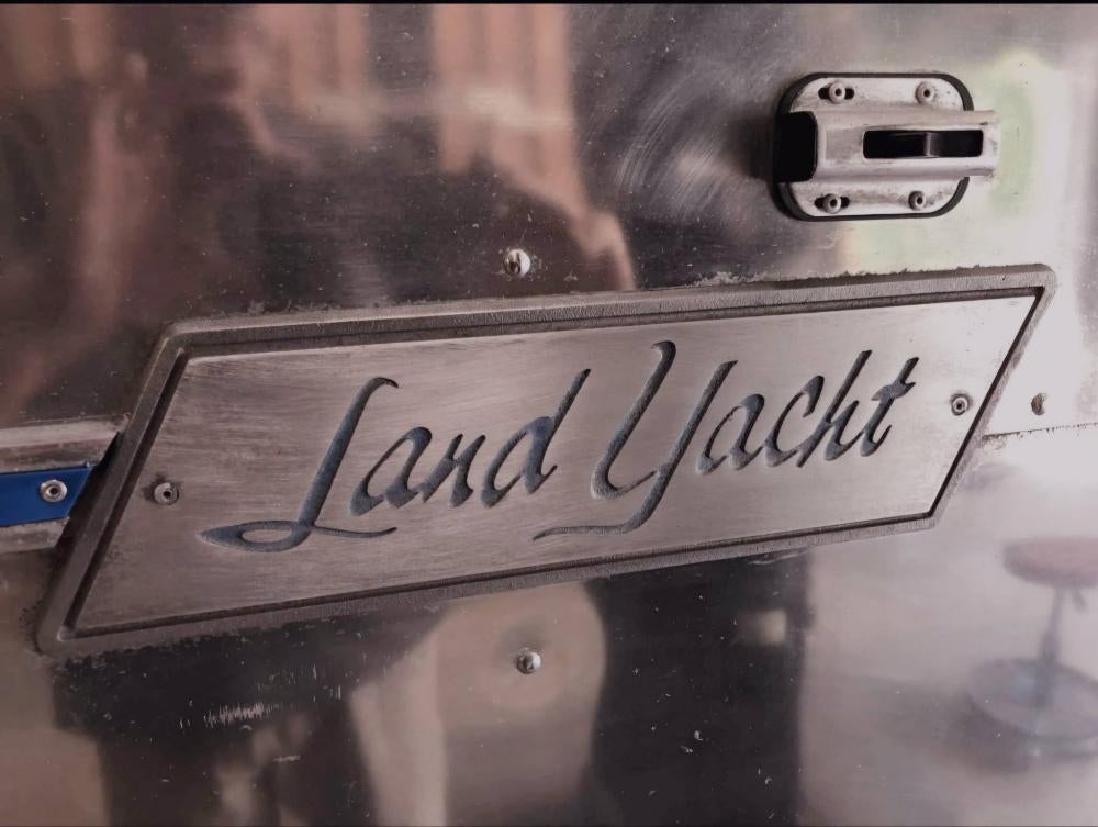 Vintage Land Yacht embleem van een Airstream caravan., Ophalen of Verzenden, Gebruikt, Auto's