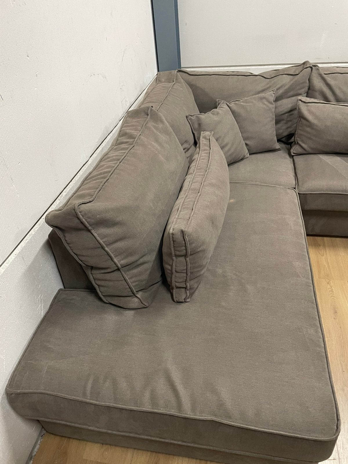 Mooie luxe suede taupe grijze hoekbank - GEREINIGD!!!, Ophalen, Luxe, Hoekbank, 300 cm of meer